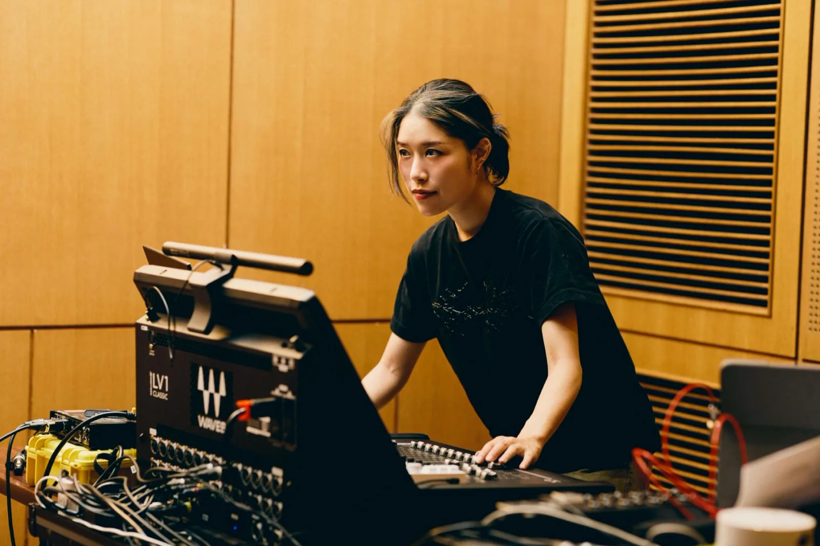 ホールで音響卓をオペレートするPAオペレーター