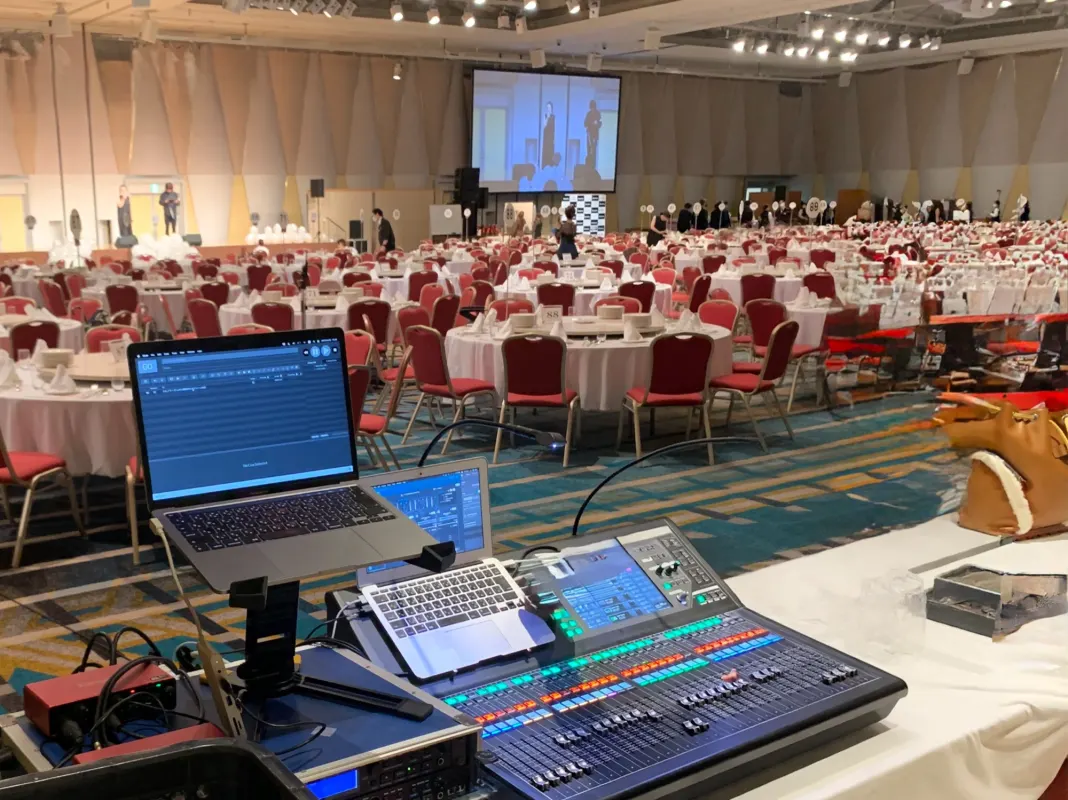 イベント会場に設置された音響機材のイメージ