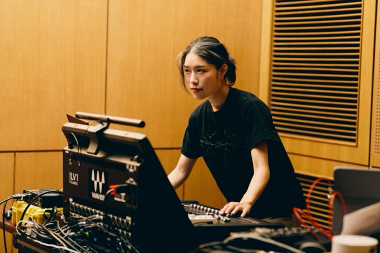 ホールで音響をオペレートするPAオペレーター