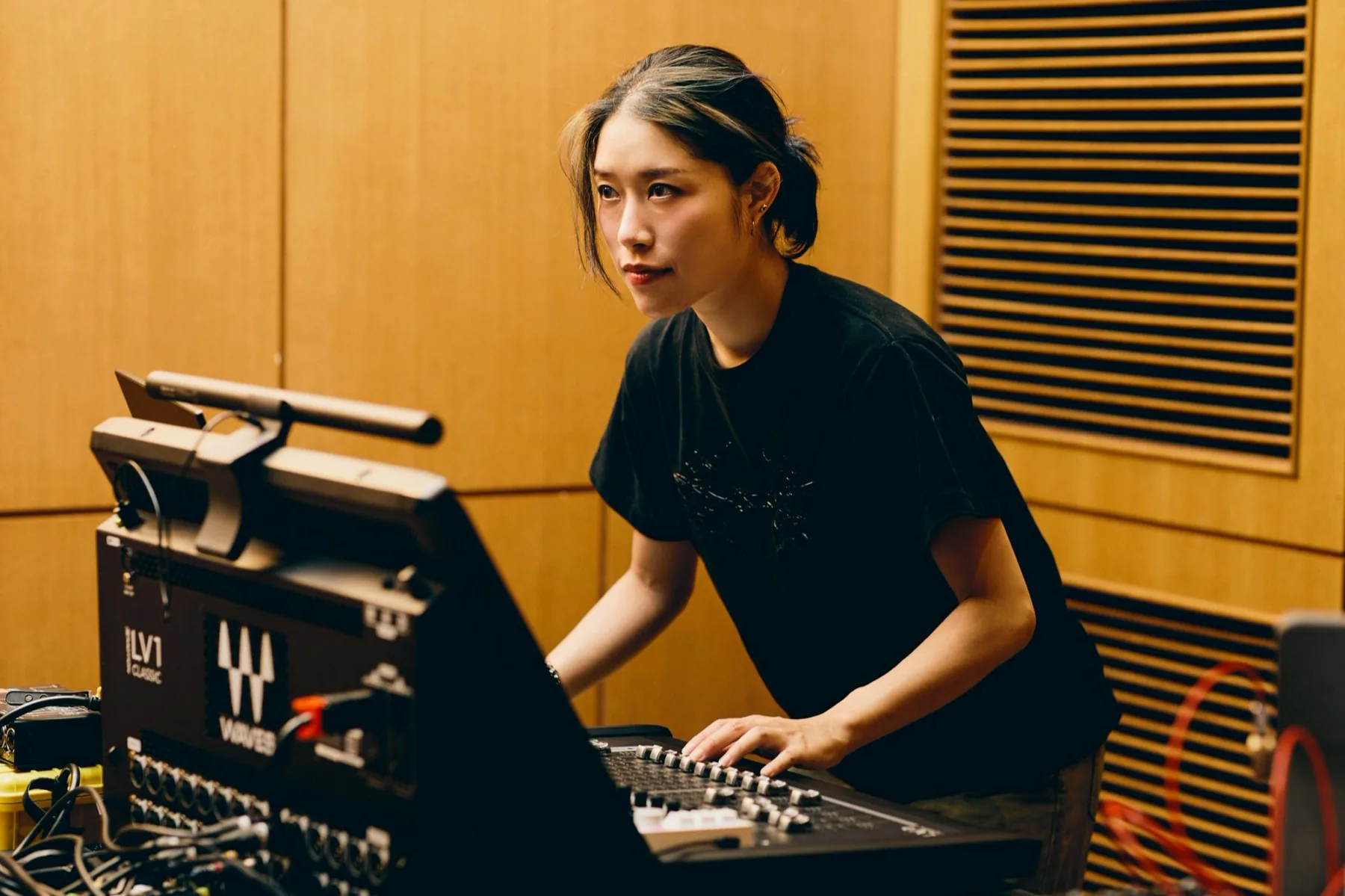 ホールで音響を操作するオペレーター