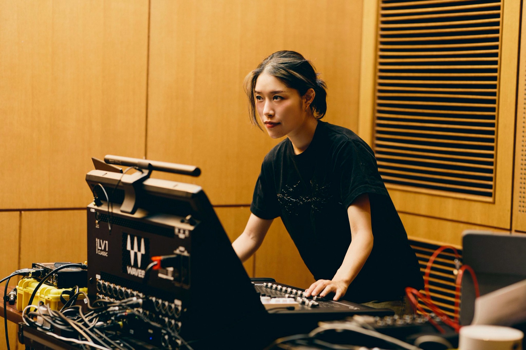 ホールで音響卓をオペレートするPAオペレーター