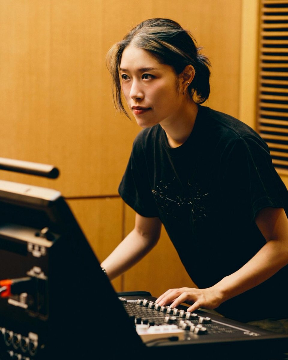 ホールの音響卓をオペレートするSound Wichの音響オペレーター